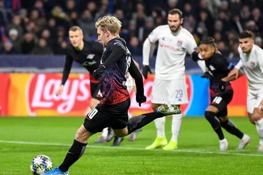Emil Forsberg trifft per Elfmeter zum 1:0 für RB Leipzig gegen Lyon.