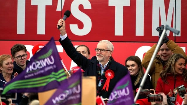 Labour-Chef Jeremy Corbyn im Wahlkampfendspurt: Laut Umfragen schrumpft der Vorsprung der Konservativen auf die Labour-Partei.