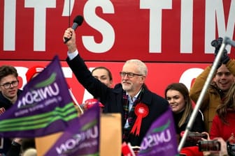 Labour-Chef Jeremy Corbyn im Wahlkampfendspurt: Laut Umfragen schrumpft der Vorsprung der Konservativen auf die Labour-Partei.