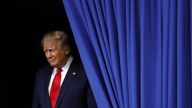 Das Amtsenthebungsverfahren gegen US-Präsident Trump nimmt mit der Vorlage konkreter Anklagepunkte Form an. Das Amtsenthebungsverfahren gegen US-Präsident Trump nimmt mit der Vorlage konkreter Anklagepunkte Form an.