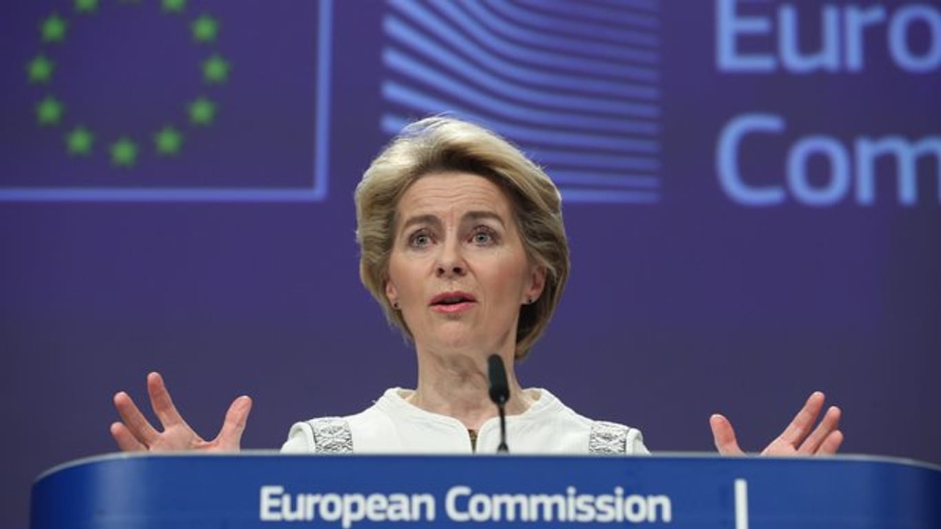 EU-Kommissionschefin Ursula von der Leyen spricht in Brüssel.
