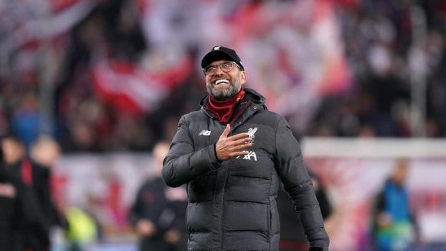 Liverpool-Coach Jürgen Klopp entschuldigte sich bei dem Übersetzer, den er vorher verbal angegriffen hatte. Liverpool-Coach Jürgen Klopp entschuldigte sich bei dem Übersetzer, den er vorher verbal angegriffen hatte.