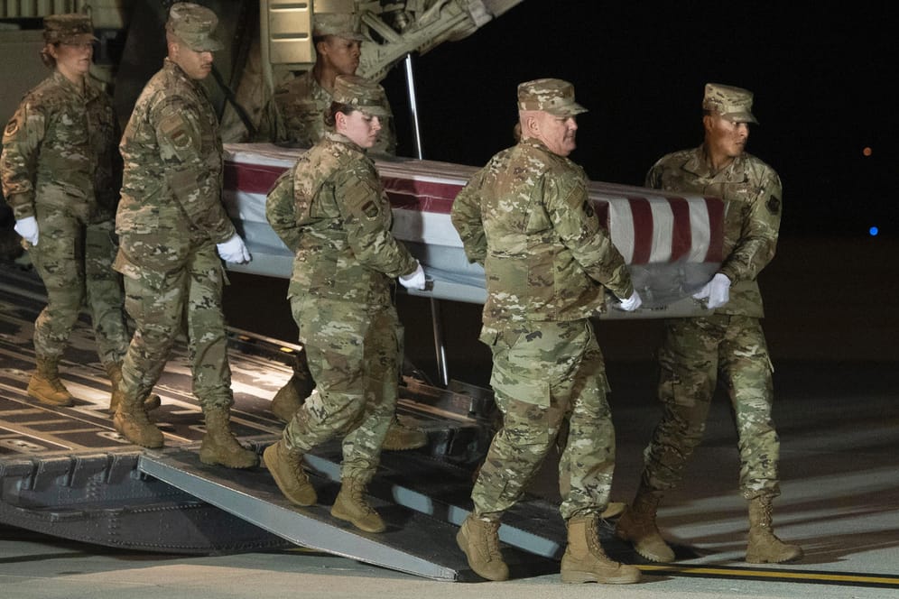 Der Sarg eines in Florida getöteten Soldaten: Ein saudi-arabischer Leutnant hatte am Freitag drei US-Militärs erschossen – nun stellen die USA die Ausbildung vorübergehend ein.