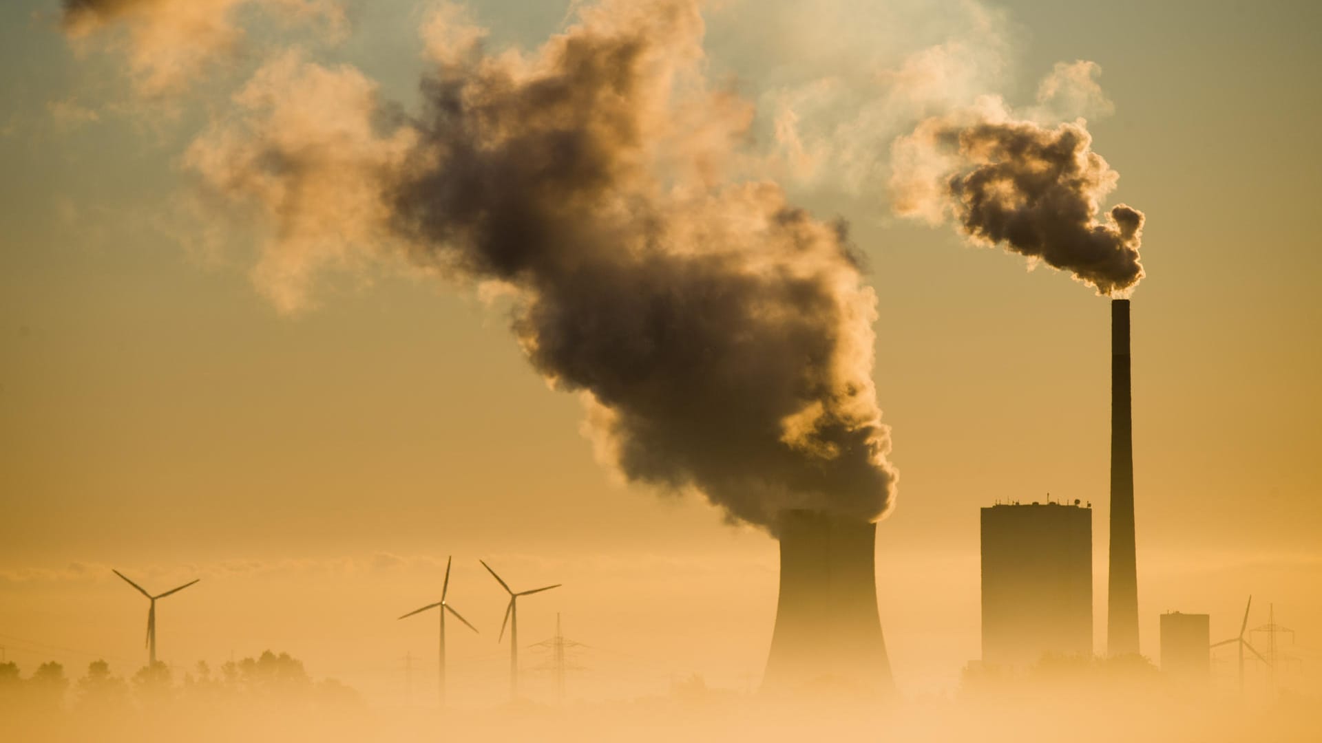 Das Kohlekraftwerk Mehrum und Windräder produzieren Strom im Landkreis Peine: Für den Klima-Deal der EU muss sich das Land verändern.