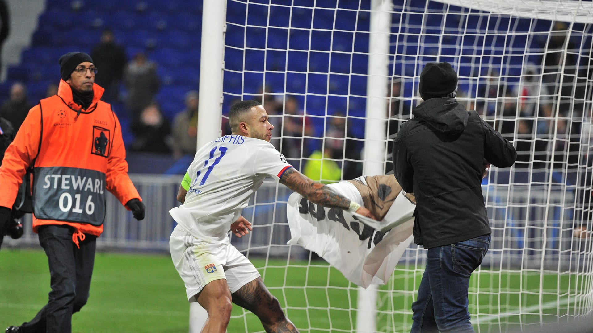 Entriss einem Fan ein Banner, auf dem der Rausschmiss für Verteidiger Marcelo gefordert wird: Memphis Depay.