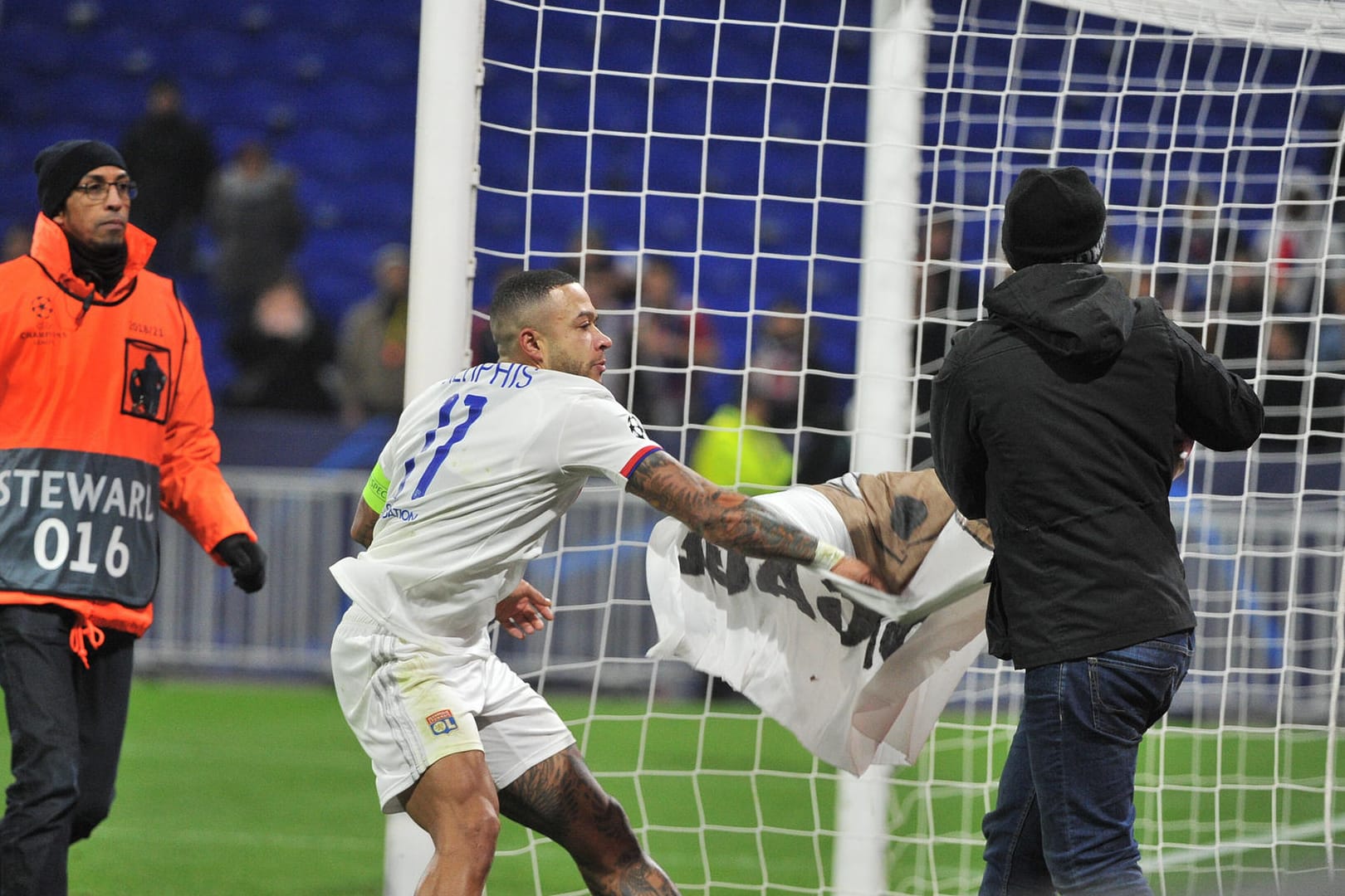 Entriss einem Fan ein Banner, auf dem der Rausschmiss für Verteidiger Marcelo gefordert wird: Memphis Depay.