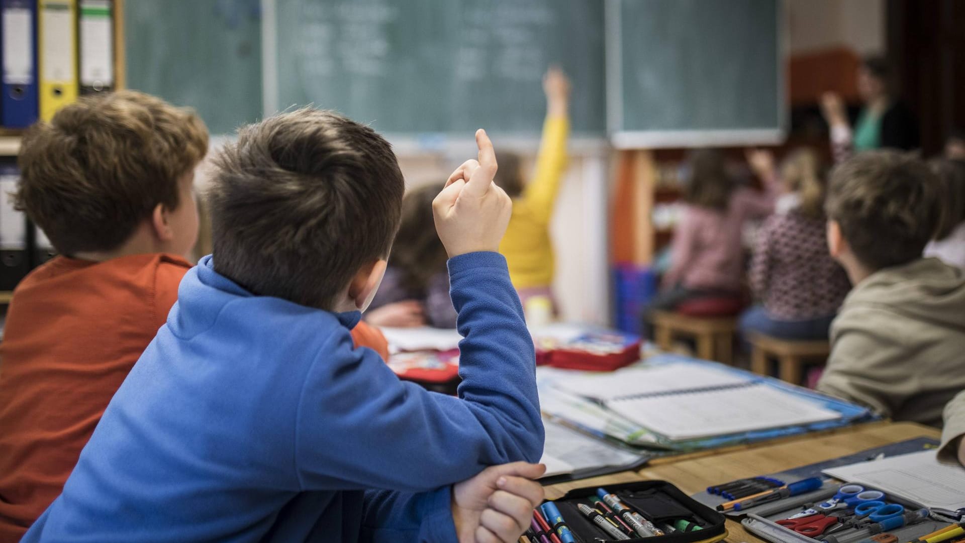 Ein Schüler mit Pullover im Klassenraum: Einige Schulen und Kitas in Düsseldorf beteiligen sich am "Warmen-Pulli-Aktionstag". Ein Schüler mit Pullover im Klassenraum: Einige Schulen und Kitas in Düsseldorf beteiligen sich am "Warmen-Pulli-Aktionstag".