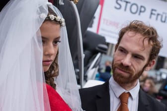 Protestaktion von Terre des Femmes gegen Kinderehen in Berlin: Der Großteil der verheirateten Mädchen in Deutschland stammt aus EU-Staaten.