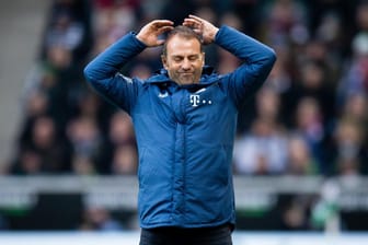 Hansi Flick schlägt die Hände hinterm Kopf zusammen: Unter seiner Führung verlor der FC Bayern die letzten beiden Bundesliga-Spiele.