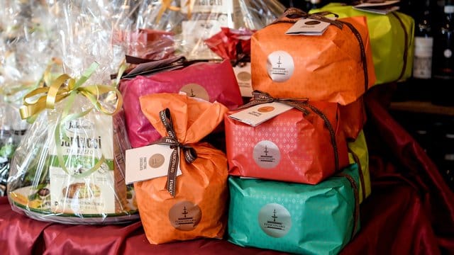 Die mailändische Kuchenspezialität "Panettone" wird im Feinkostgeschäft "Salumeria da Nino" angeboten.