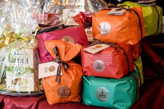 Die mailändische Kuchenspezialität "Panettone" wird im Feinkostgeschäft "Salumeria da Nino" angeboten.