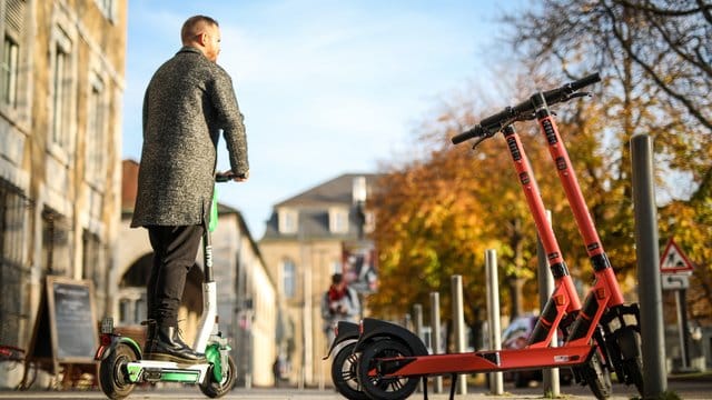 Wo soll es denn hingehen? Der TÜV-Verband fordert, dass E-Tretroller einen elektrischen Blinker bekommen sollen. Wo soll es denn hingehen? Der TÜV-Verband fordert, dass E-Tretroller einen elektrischen Blinker bekommen sollen.