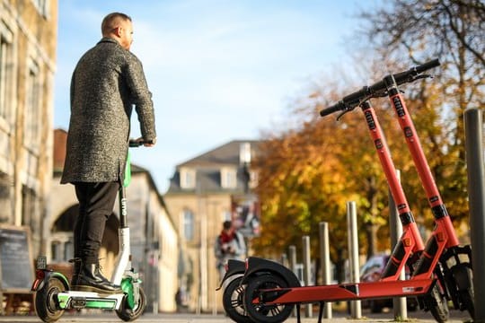 Wo soll es denn hingehen? Der TÜV-Verband fordert, dass E-Tretroller einen elektrischen Blinker bekommen sollen.