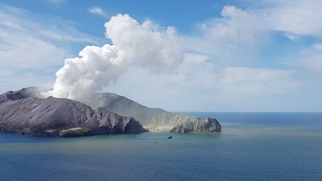 Rauchender Vulkan auf der White Island: Neuseelands Ureinwohner nennen ihn Whakaari - den "dramatischen Vulkan". Rauchender Vulkan auf der White Island: Neuseelands Ureinwohner nennen ihn Whakaari - den "dramatischen Vulkan".