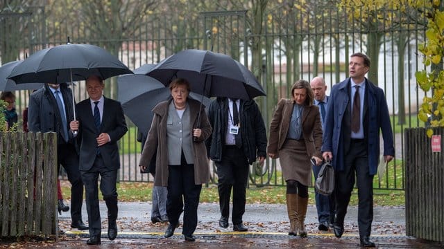 Das Bundeskabinett in Schloss Meseberg: Unter bestimmten Bedingungen haben Bundesminister bereits nach zwei Jahren Pensionsansprüche. Das Bundeskabinett in Schloss Meseberg: Unter bestimmten Bedingungen haben Bundesminister bereits nach zwei Jahren Pensionsansprüche.