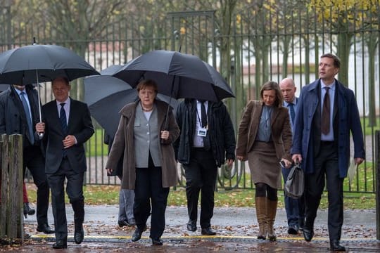 Das Bundeskabinett in Schloss Meseberg: Unter bestimmten Bedingungen haben Bundesminister bereits nach zwei Jahren Pensionsansprüche.
