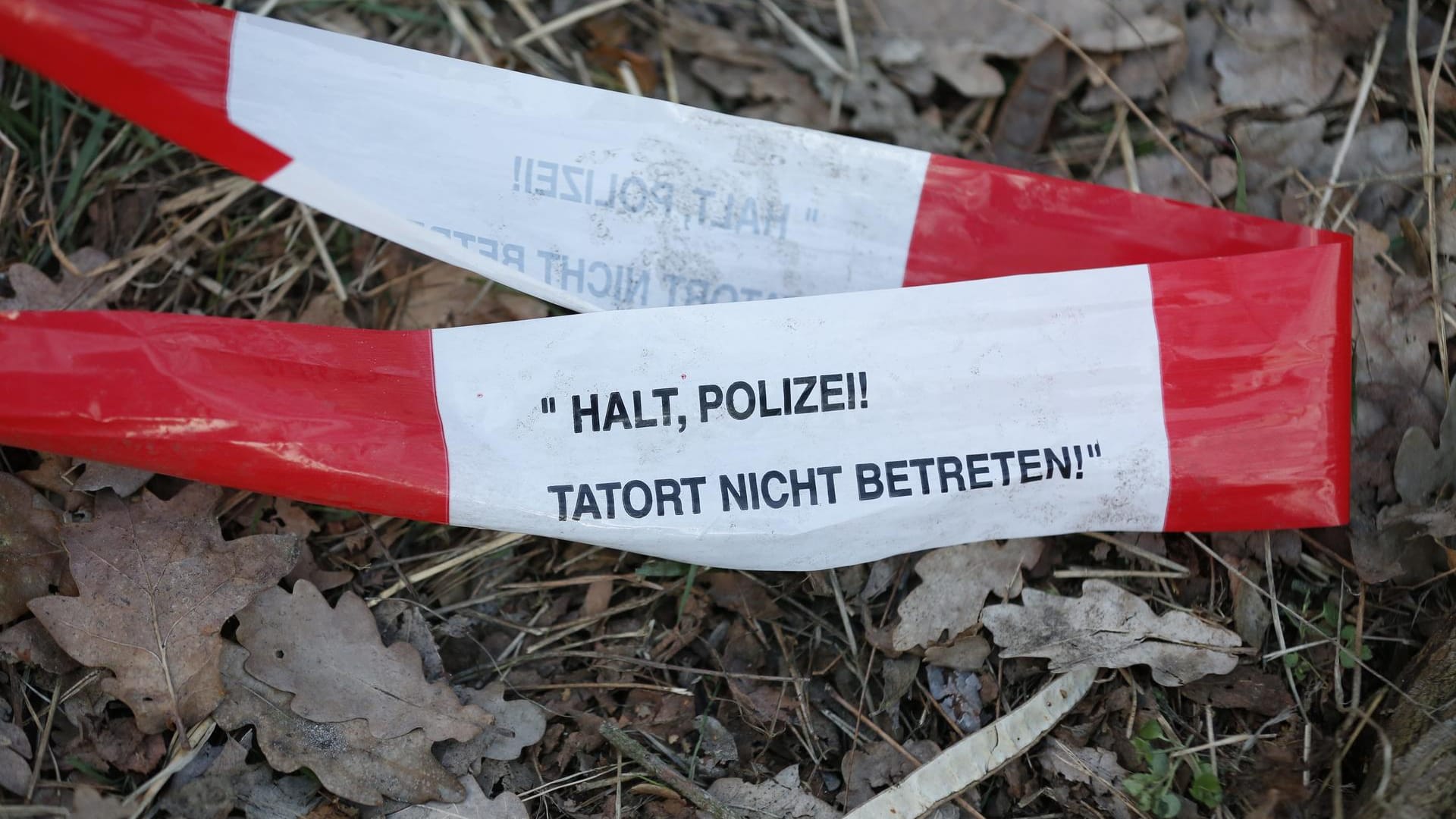 Absperrband auf dem Boden: Die Polizei suchte im Wald nach der vermissten Rebecca.