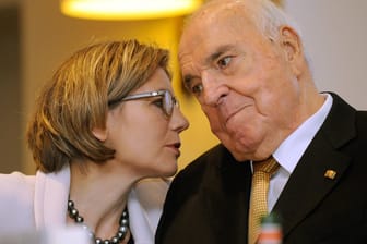 Maike Kohl-Richter mit ihrem verstorbenen Mann (Archivbild): Das Gericht ging davon aus, dass die zitierten Aussagen vom Ex-Kanzler vertraulich waren.