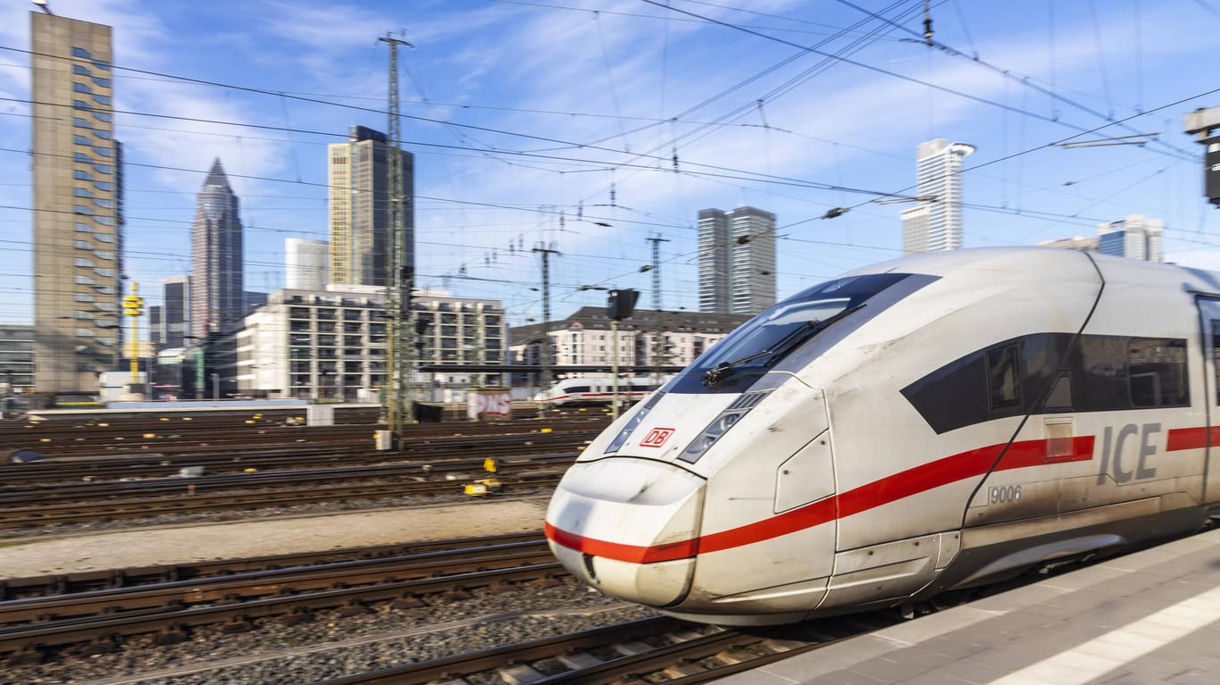 Ein ICE 4 in Frankfurt: Künftig sollen insgesamt 137 der neuen Züge über deutsche Gleise rollen.