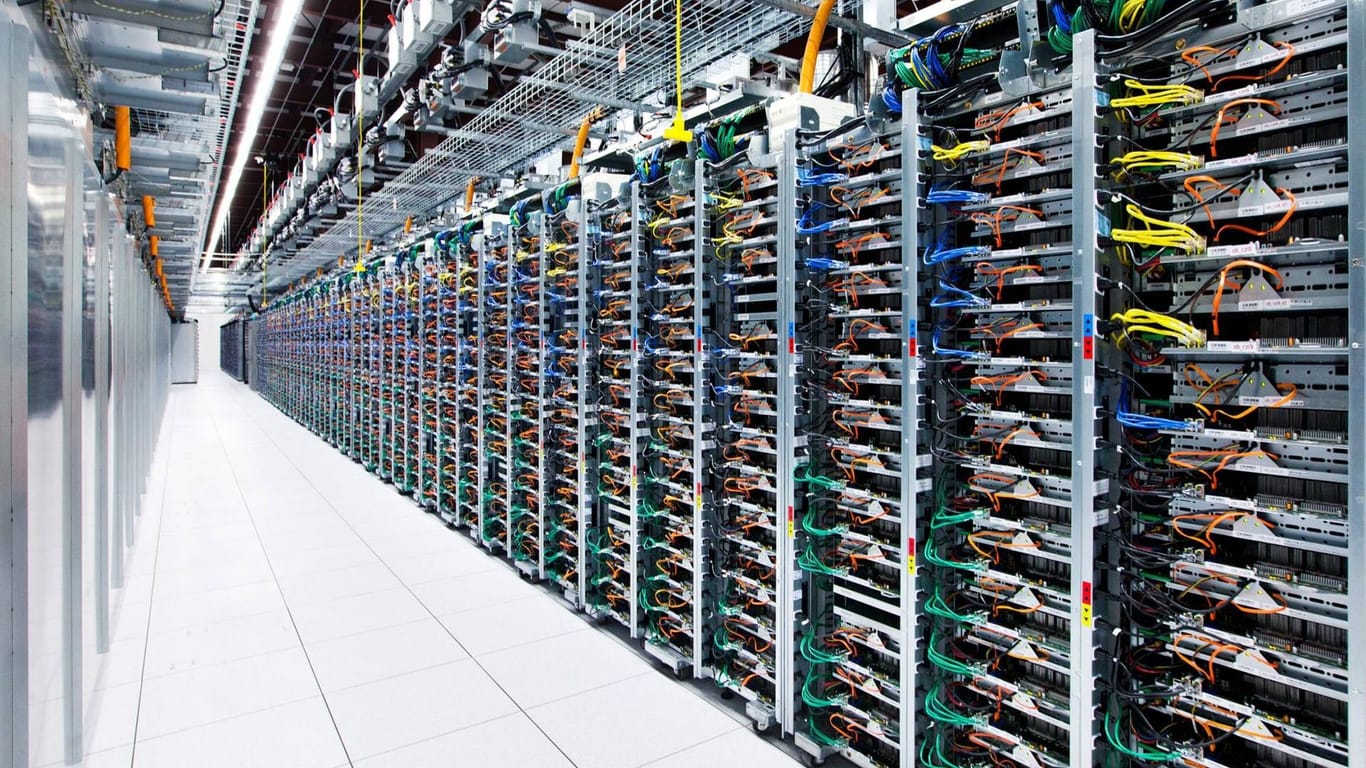 Eine sogenannte Server-Farm von Google: Das Betreiben und die Kühlung der Anlage soll effizienter gestaltet werden.