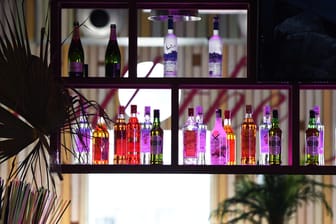 Alkoholflaschen stehen im Regal: Der Verkauf und Konsum von Alkohol in einigen Gegenden Mallorcas soll künftig streng reglementiert werden.