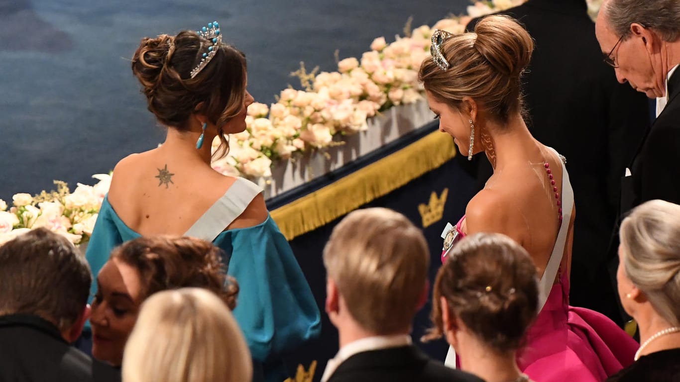 Prinzessin Sofia neben Prinzessin Madeleine: Das Tattoo auf Sofias Rücken ist gut zu sehen.