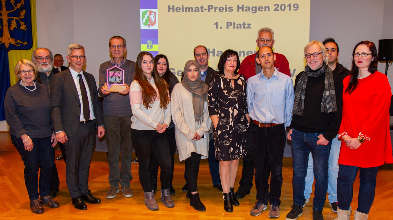 Oberbürgermeister Erik O. Schulz (3. v. l.) gratuliert dem Hagener Geschichtsverein: Sie bekamen den ersten Platz beim Hagener Heimat-Preis 2019.