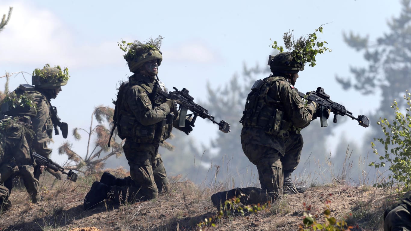 Polnische Soldaten bei einer Übung (Symbolbild): Kritiker bemängeln, dass das Militär für diese Aufgabe nicht ausgebildet ist.