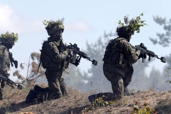 Polnische Soldaten bei einer Übung (Symbolbild): Kritiker bemängeln, dass das Militär für diese Aufgabe nicht ausgebildet ist.