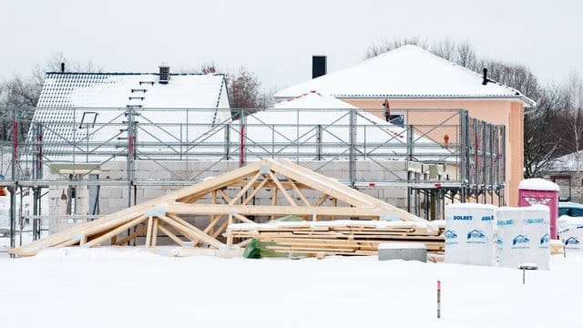 Nicht immer muss der Hausbau bei schlechter Witterung im Winter stoppen.