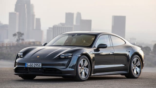 Mit zwei elektrischen Herzen: Porsches Sportlimousine Taycan setzt auf Akkukraft und zwei E-Motoren - zu Preisen ab 105 607 Euro. Mit zwei elektrischen Herzen: Porsches Sportlimousine Taycan setzt auf Akkukraft und zwei E-Motoren - zu Preisen ab 105 607 Euro.