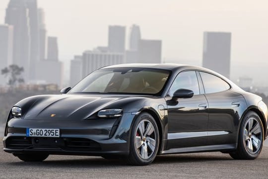 Mit zwei elektrischen Herzen: Porsches Sportlimousine Taycan setzt auf Akkukraft und zwei E-Motoren - zu Preisen ab 105 607 Euro.