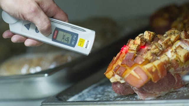 Laut der Verbraucherorganisation Foodwatch fällt etwa jede dritte vorgeschriebene Lebensmittelkontrolle in Deutschland aus. Laut der Verbraucherorganisation Foodwatch fällt etwa jede dritte vorgeschriebene Lebensmittelkontrolle in Deutschland aus.