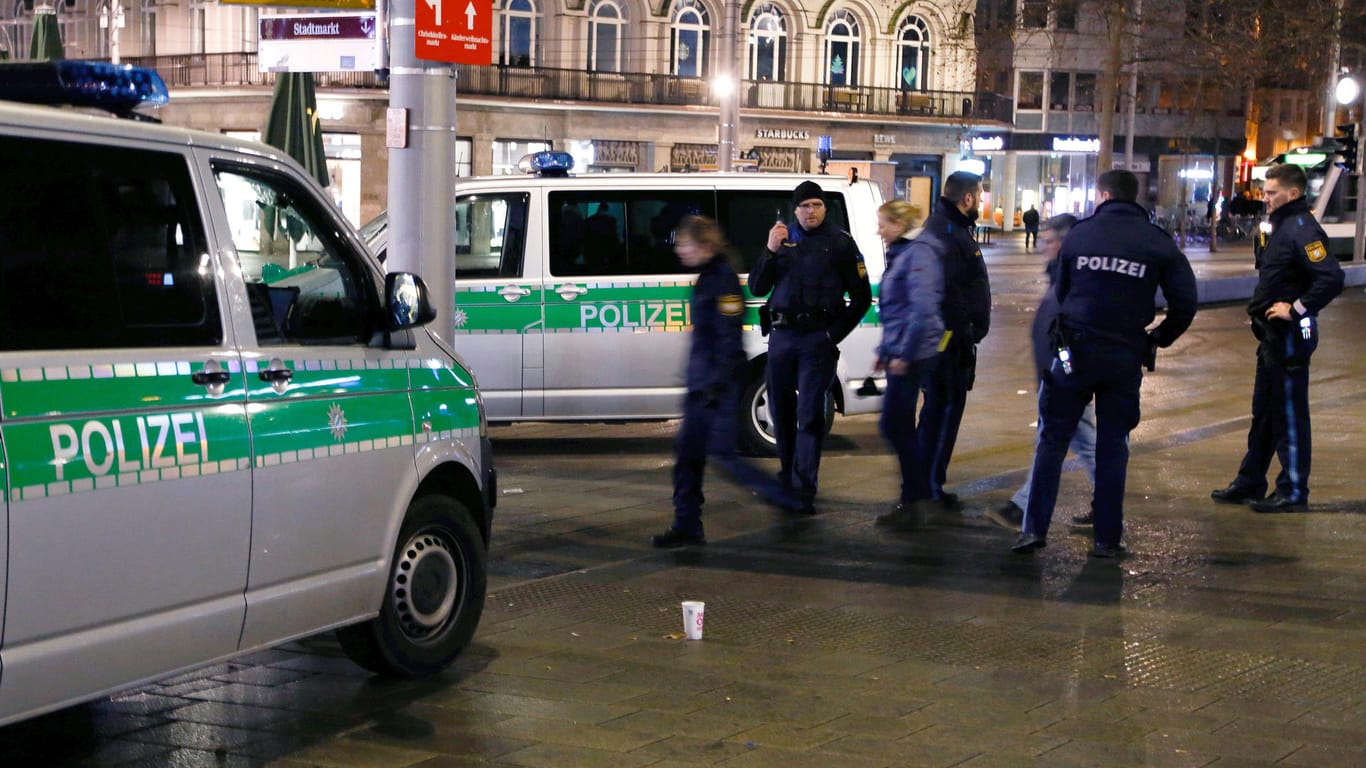 Tatort in Augsburg: Ein 49 Jahre alter Feuerwehrmann wurde hier erschlagen. Der Königsplatz wird als Kriminalitätsbrennpunkt videoüberwacht.