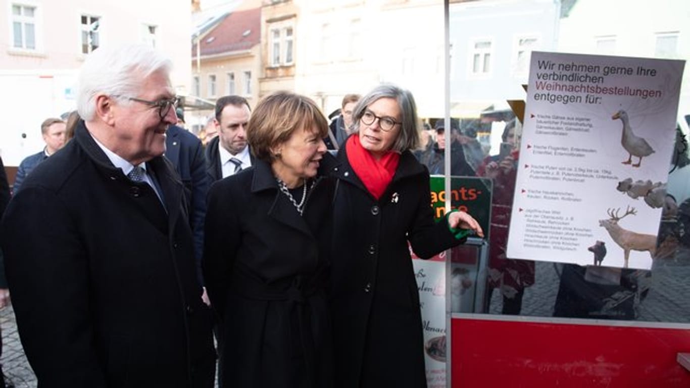 Bundespräsident Frank-Walter Steinmeier und seine Frau Elke Büdenbender (M.