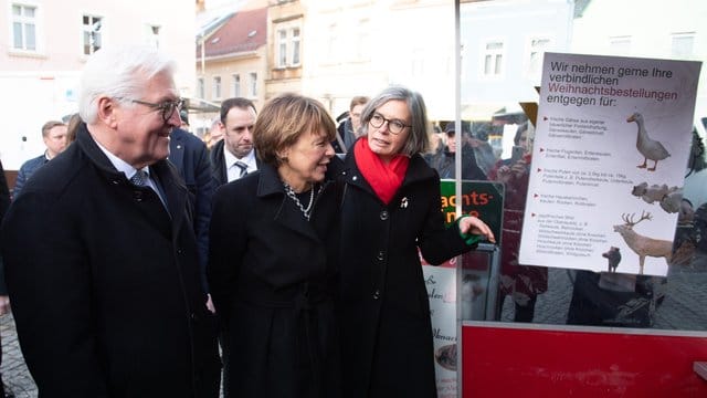 Bundespräsident Frank-Walter Steinmeier und seine Frau Elke Büdenbender (M. Bundespräsident Frank-Walter Steinmeier und seine Frau Elke Büdenbender (M.