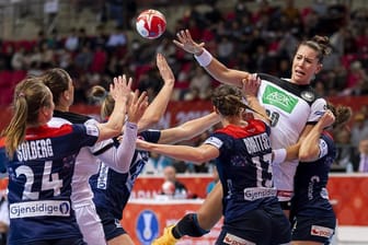 Die deutschen Handballerinnen um Emily Bölk (2.
