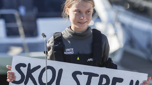Mit diesem Aufruf wurde sie weltberühmt: Greta Thunberg und ihr Banner mit der Aufschrift "Skolstrejk För Klimatet" (Schulstreik für das Klima).