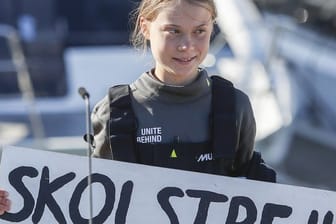 Mit diesem Aufruf wurde sie weltberühmt: Greta Thunberg und ihr Banner mit der Aufschrift "Skolstrejk För Klimatet" (Schulstreik für das Klima).