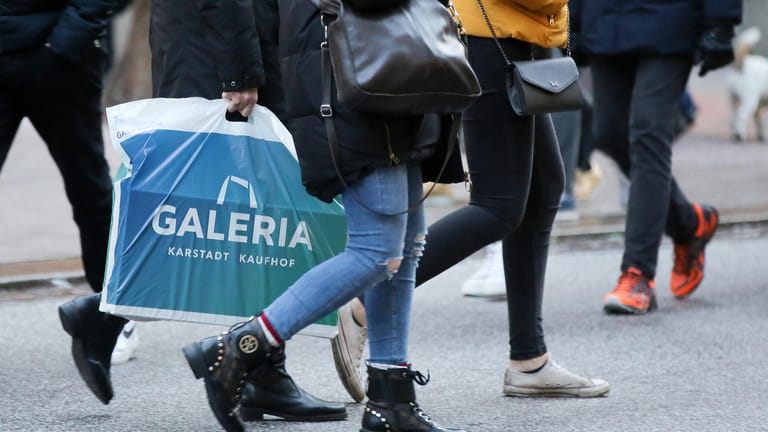 Passanten mit Einkaufstüten von Galeria Karstadt Kaufhof: Der Konzern will seine innerstädtische Präsenz weiter ausbauen.