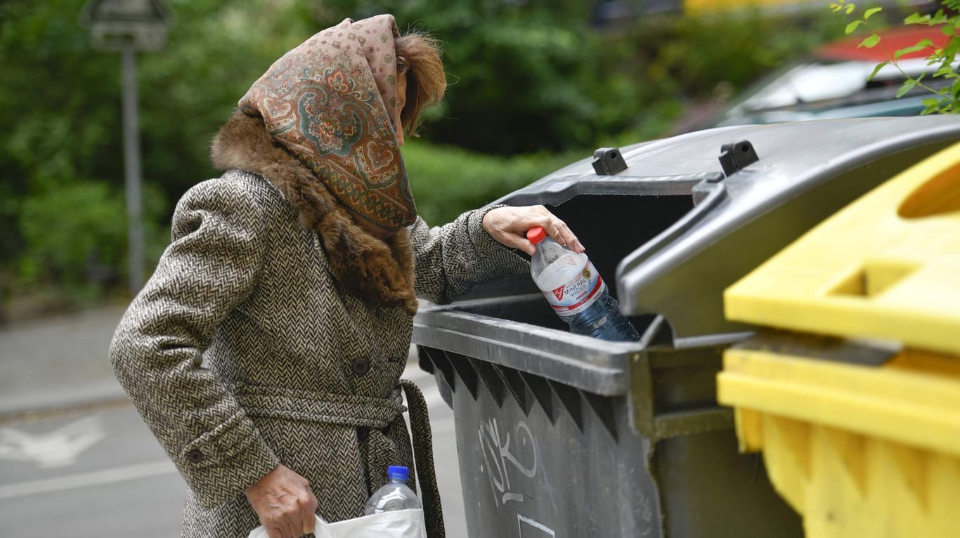 Eine Seniorin sammelt Flaschen aus einem Mülleimer: Besonders alleinstehende Frauen sind in Wuppertal häufiger von Obdachlosigkeit bedroht, sagt die Diakonie.