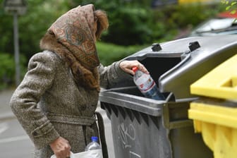 Eine Seniorin sammelt Flaschen aus einem Mülleimer: Besonders alleinstehende Frauen sind in Wuppertal häufiger von Obdachlosigkeit bedroht, sagt die Diakonie.