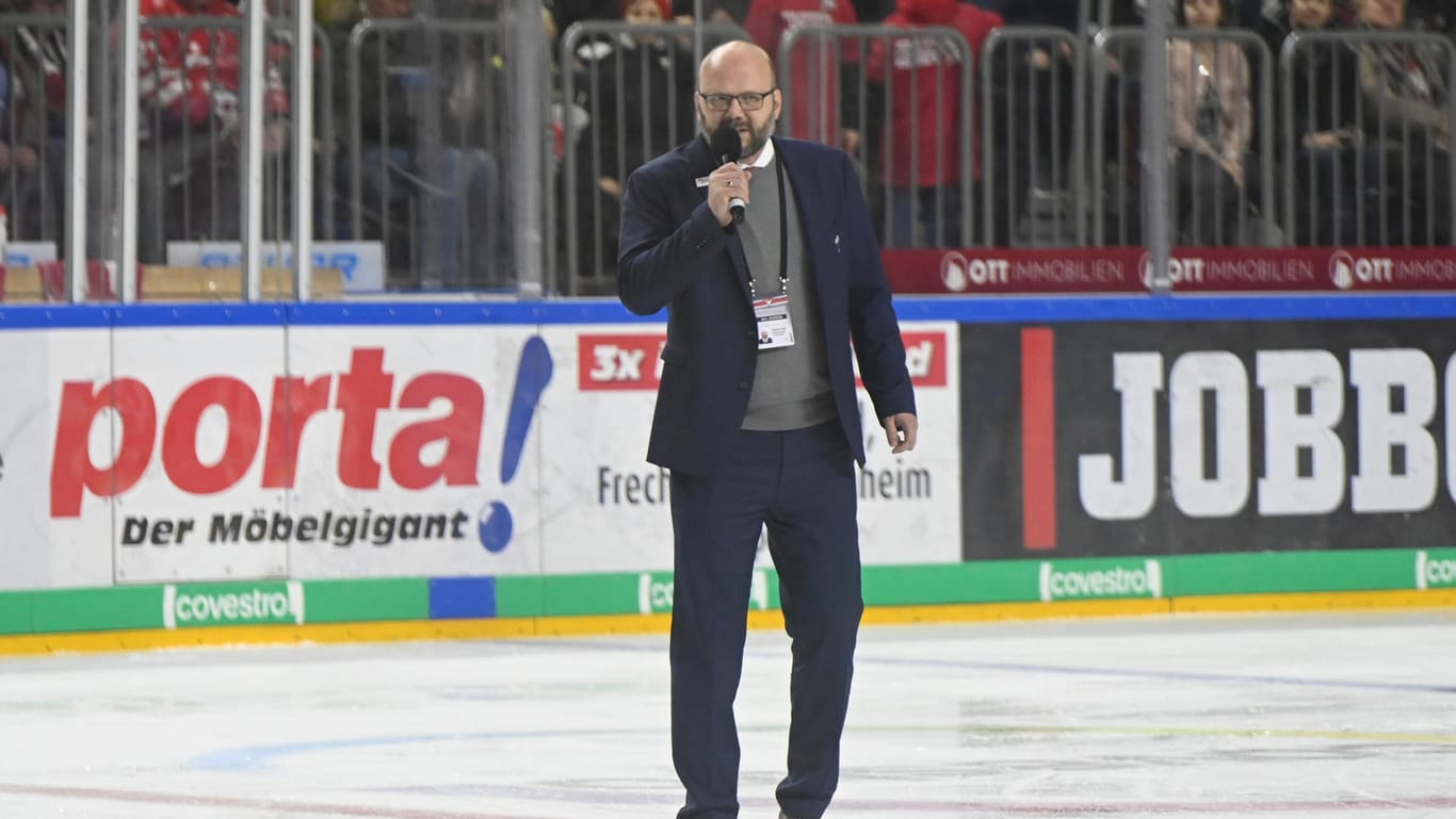 Arenasprecher der Kölner Haie: Wegen des Herzinfaktes eines Fans wurde das Spiel zwischen den Haien und den Nürnberg Ice Tigers abgebrochen.