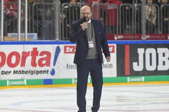 Arenasprecher der Kölner Haie: Wegen des Herzinfaktes eines Fans wurde das Spiel zwischen den Haien und den Nürnberg Ice Tigers abgebrochen.