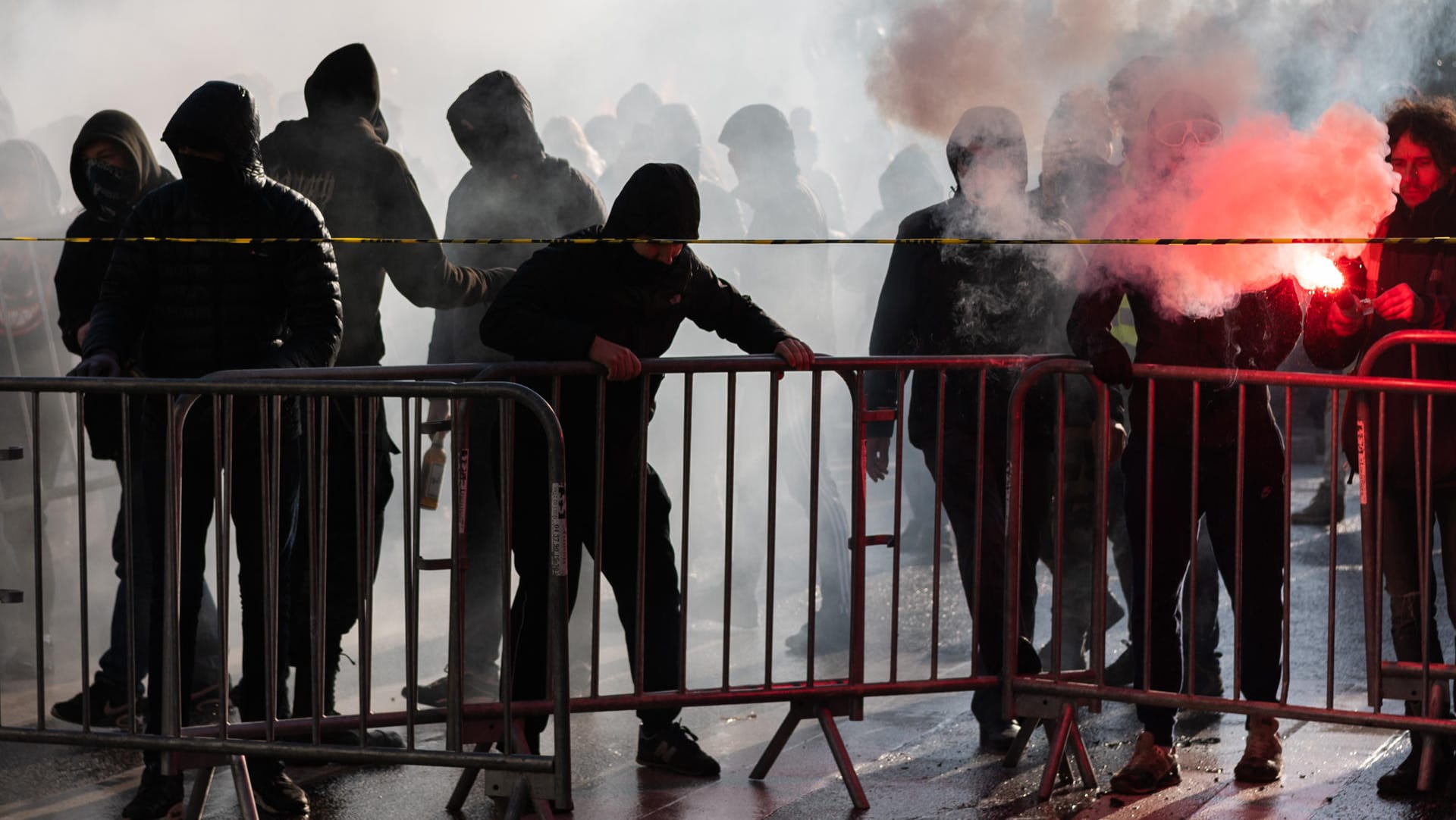 Demonstranten bauen bei einem Streik gegen die Rentenreform eine Barrikade: Die Gewerkschaften lassen sich bislang nicht beruhigen. (Archivbild)