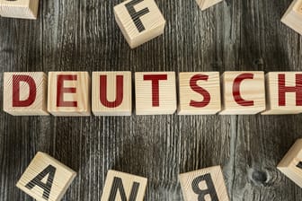 Holzbuchstaben: Die deutsche Sprache verändert sich – einige Wörter sterben aus.