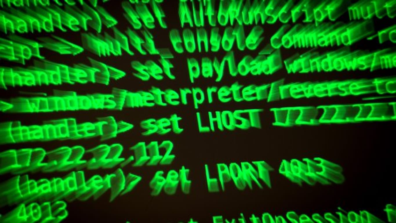 Buchstaben und Zahlen leuchten auf einem Bildschirm, auf dem ein Hackerwerkzeug läuft.