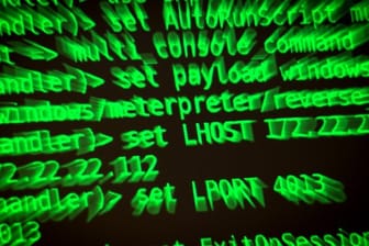 Buchstaben und Zahlen leuchten auf einem Bildschirm, auf dem ein Hackerwerkzeug läuft.