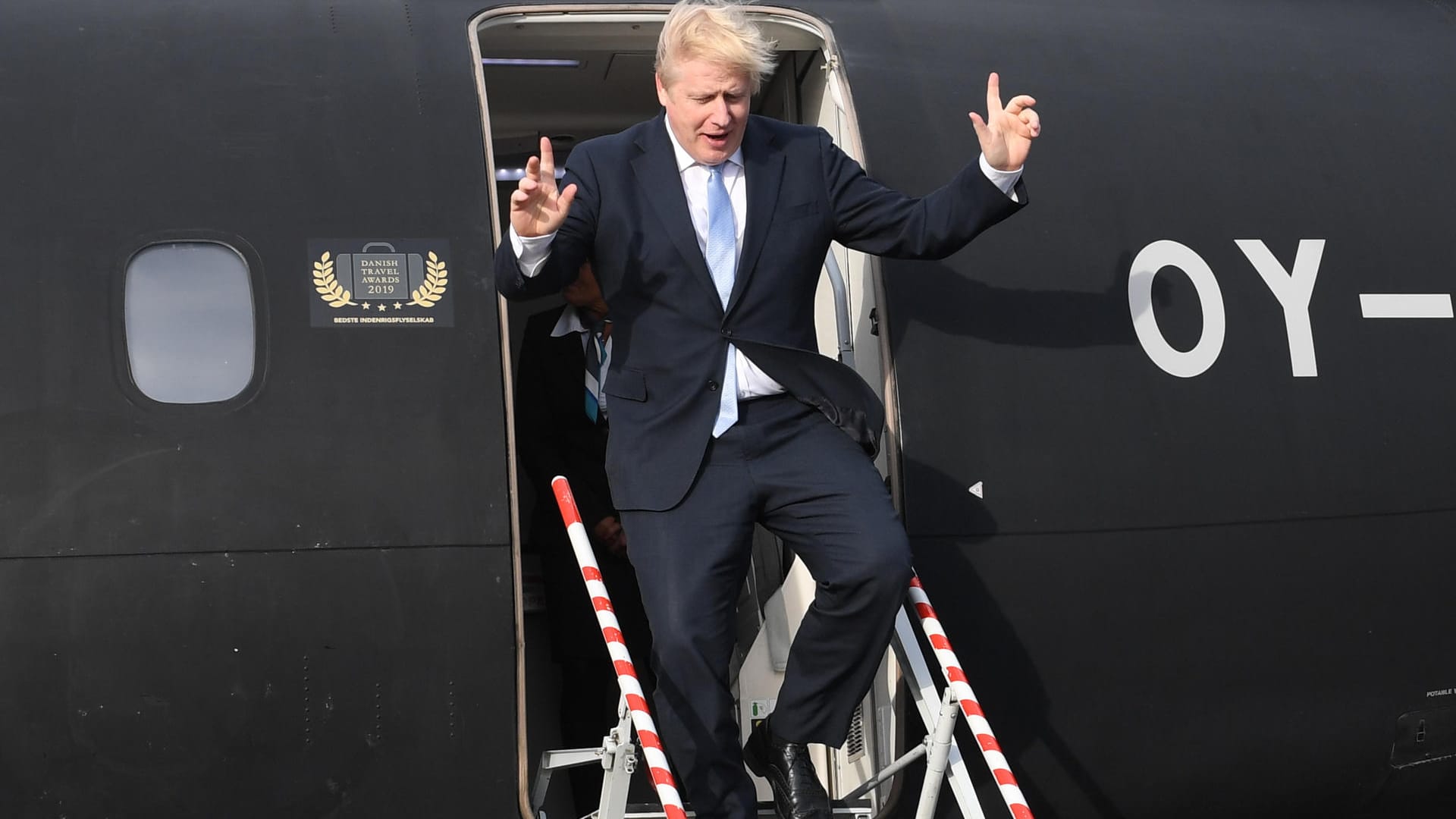 Boris Johnson steigt auf Wahlkampf-Tour aus einem Flugzeug: Am letzten Tag vor den Wahlen tourte Johnson noch einmal durch das ganze Land. Boris Johnson steigt auf Wahlkampf-Tour aus einem Flugzeug: Am letzten Tag vor den Wahlen tourte Johnson noch einmal durch das ganze Land.
