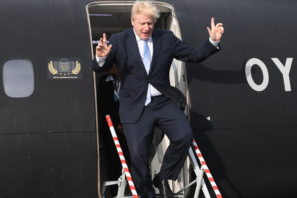 Boris Johnson steigt auf Wahlkampf-Tour aus einem Flugzeug: Am letzten Tag vor den Wahlen tourte Johnson noch einmal durch das ganze Land.